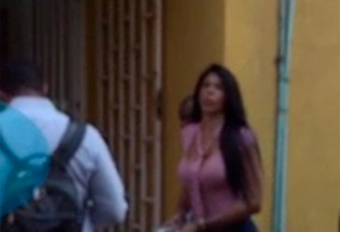 Alias La Madame amenazando a una periodista antes de ingresar a una audiencia