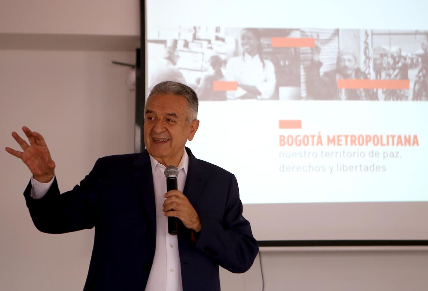 “Regresé para promover la agenda social de la Bogotá metropolitana”, recalcó Lucho Garzón.