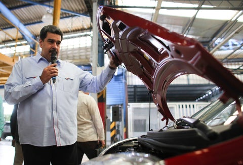 Nicolás Maduro, líder del régimen venezolano, visitando una fábrica de automóviles china ubicada en Las Tejerías, estado Aragua