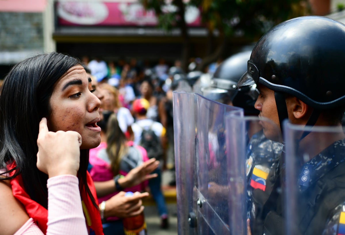 Una ciudadana venezolana increpando a un integrante de la Policía Nacional Bolivariana