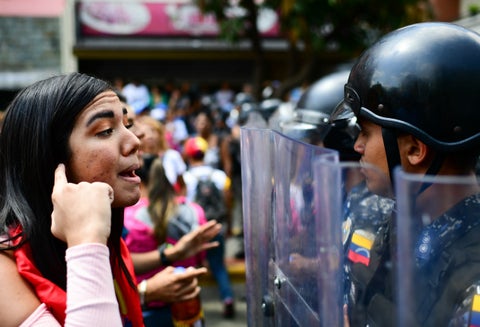 Una ciudadana venezolana increpando a un integrante de la Policía Nacional Bolivariana