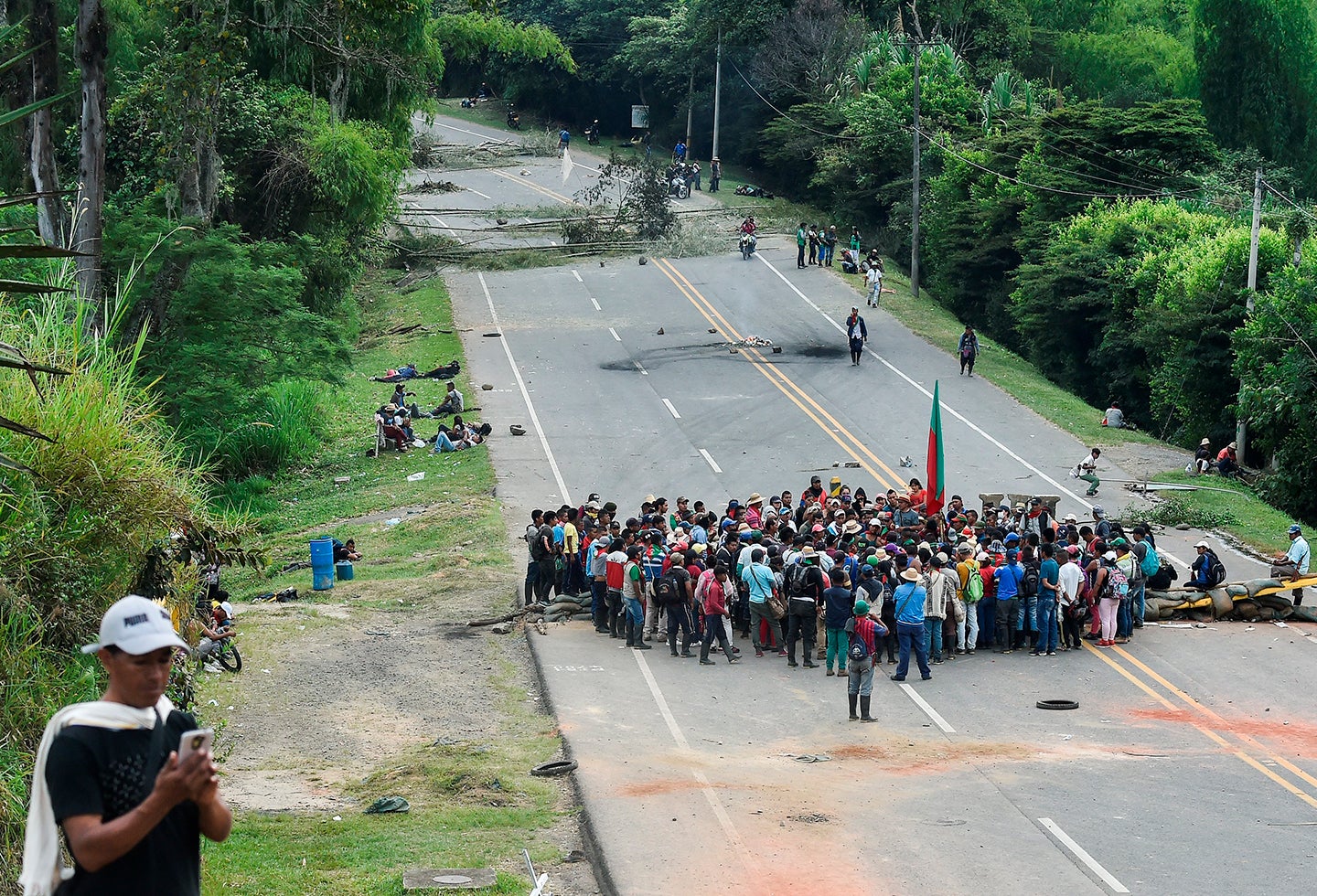 Indígenas bloqueando la Vía Panamericana en Mondomo, departamento del Cauca