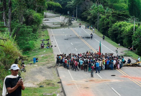 Indígenas bloqueando la Vía Panamericana en Mondomo, departamento del Cauca