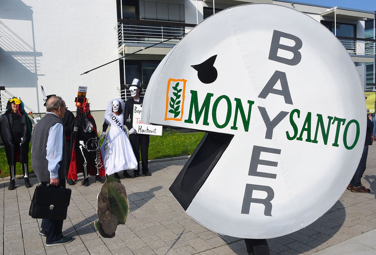 Personas protestando contra Monsanto en Bonn (Alemania)