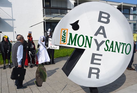 Personas protestando contra Monsanto en Bonn (Alemania)