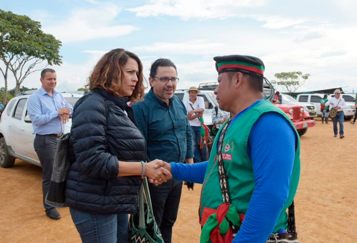 Nancy Patricia Gutiérrez, ministra del Interior, junto a un líder indígena en Cauca