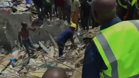 Colapsó de edificio en Nigeria deja cien niños atrapados
