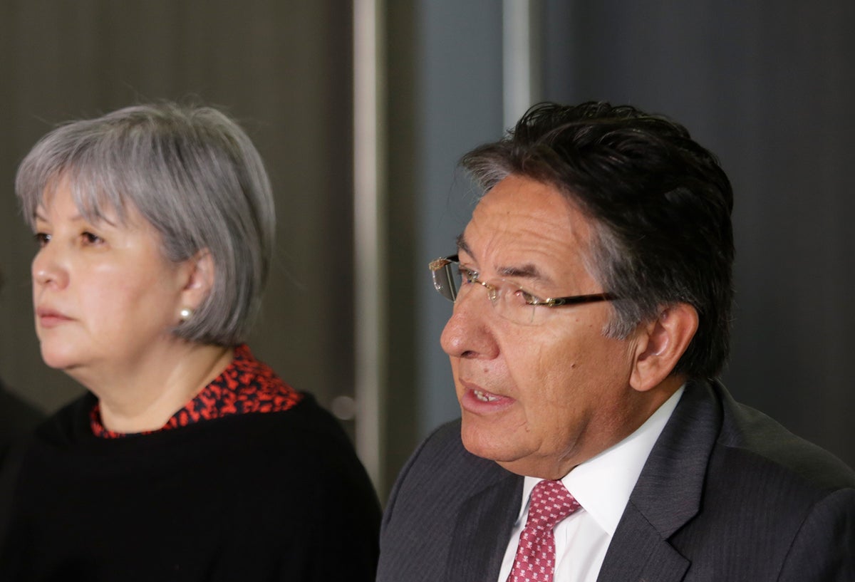 Patricia Linares, presidenta de la JEP, junto a Néstor Humberto Martínez, fiscal general de la Nación