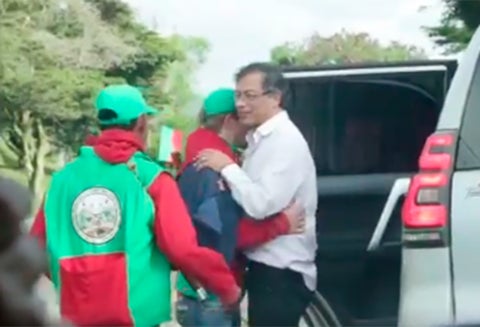 El senador Gustavo Petro en Cauca con las comunidades indígenas
