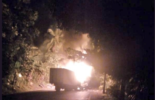 Vehículos de carga quemados en Antioquia.