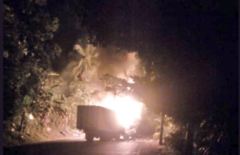 Vehículos de carga quemados en Antioquia.