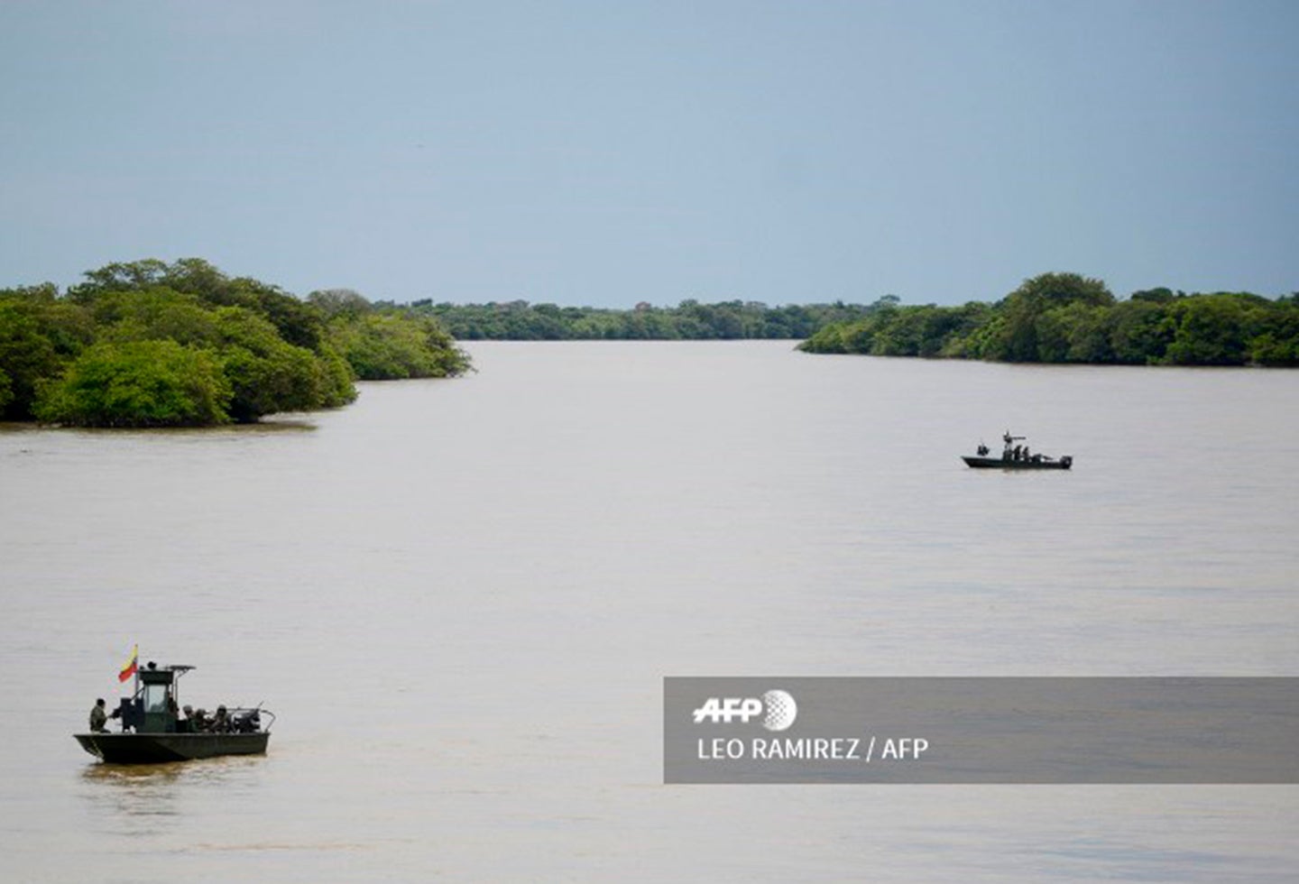 La Armada Nacional patrullando sobre el Río Arauca