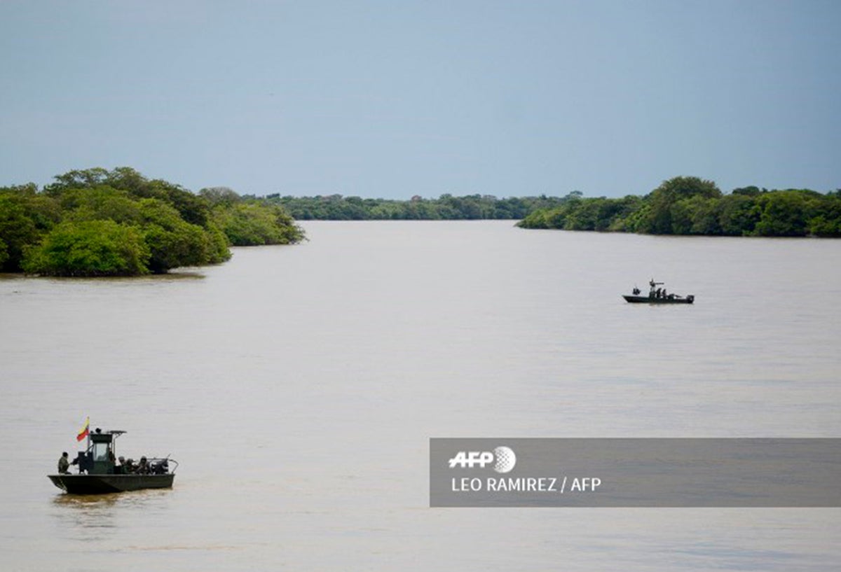 La Armada Nacional patrullando sobre el Río Arauca
