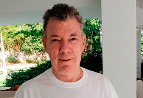El expresidente Juan Manuel Santos con la camiseta "That strike doesn’t exist"