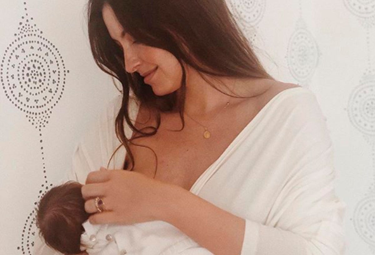 La exreina compartió un video en Instagram donde se le ve bailando y cargando a su bebé.