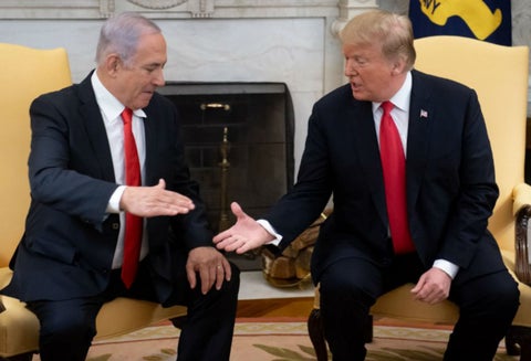 El presidente de EE.UU., Donald Trump, estrecha la mano con el primer ministro israelí, Benjamin Netanyahu.