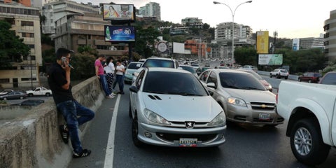 Venezolanos buscando señal telefónica debido al apagón