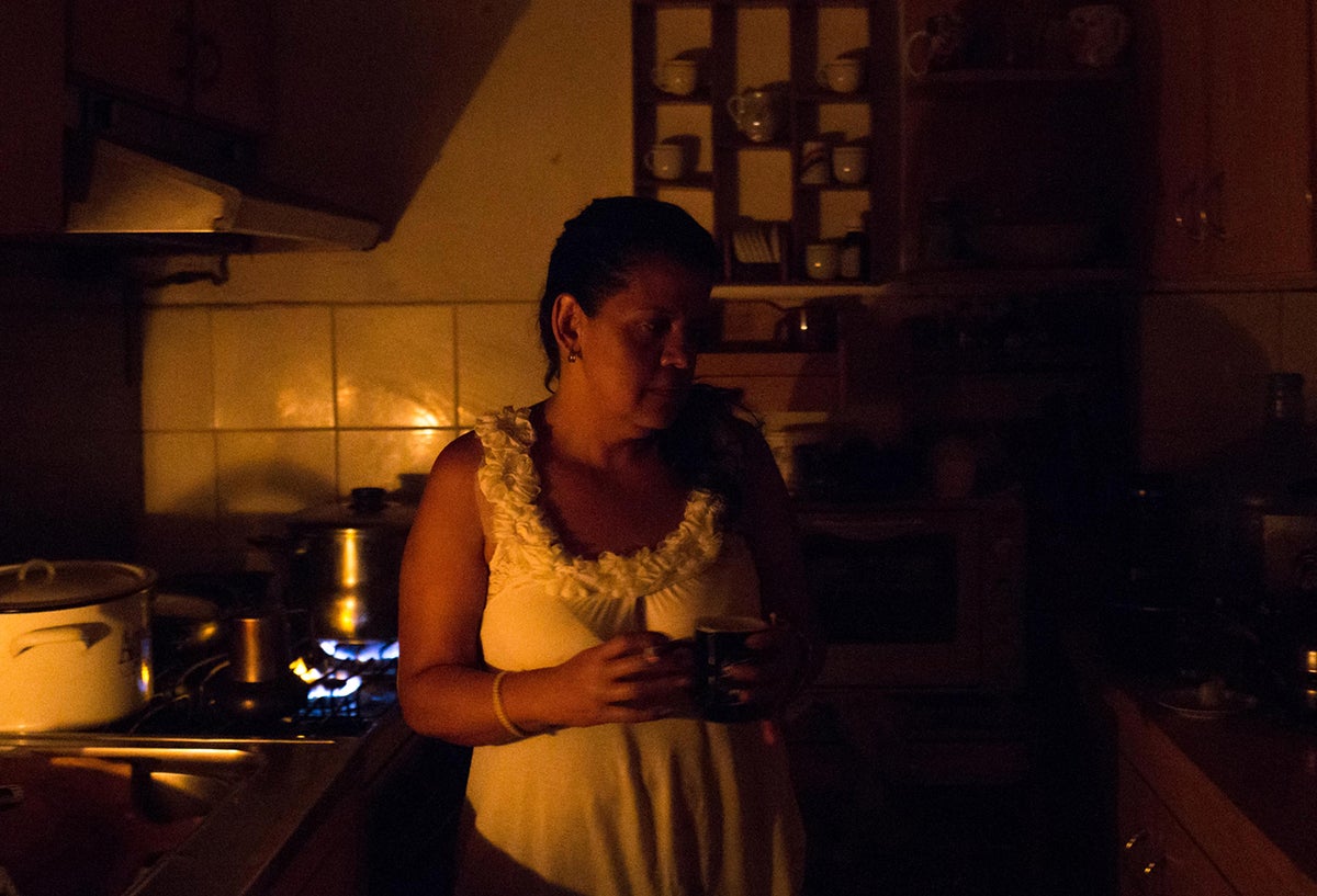 Venezolanos en Caracas, en medio del apagón