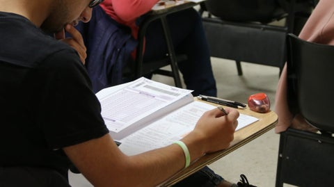 Jóvenes en búsqueda de su primer empleo