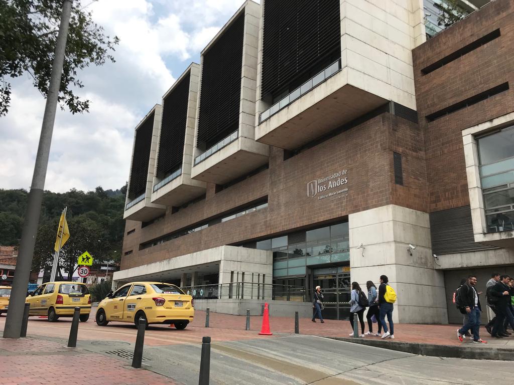 Fachada de la Universidad de Los Andes, en Bogotá