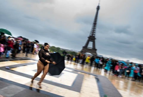 Modelos gorditas desfilaron frente a la Torre Eiffel