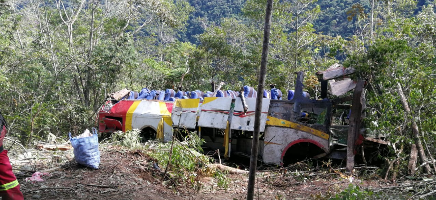 Bus cae por un barranco en Bolivia