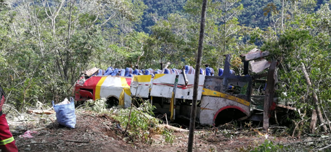 Bus cae por un barranco en Bolivia