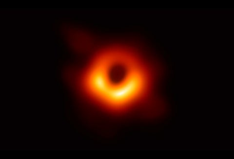La foto del agujero negro dada a conocer por el Telescopio del Horizonte de Sucesos