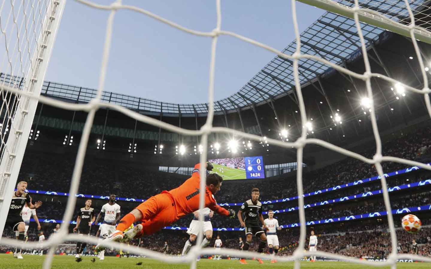 Ajax, con un pie en la final.