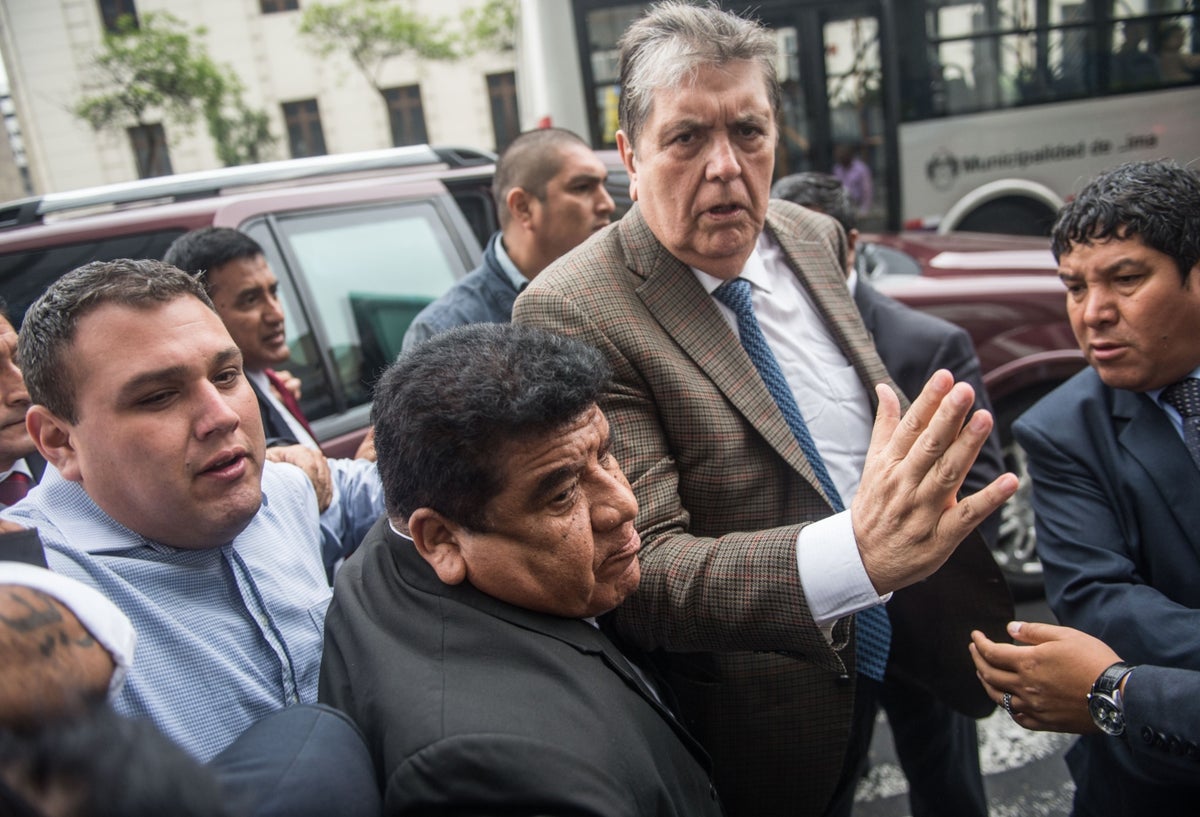 El exmandario Alan García se disparó luego de su detención preventiva.
