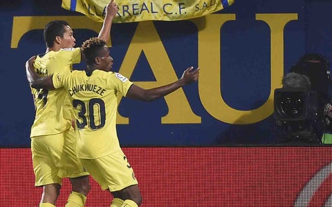 Carlos Bacca, celebrando su tanto ante el Barcelona