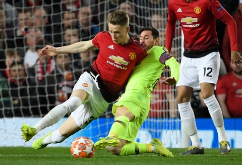 Scott McTominay disputando el balón con Lionel Messi, el 10 de Abril de 2019 en el Estadio Old Trafford