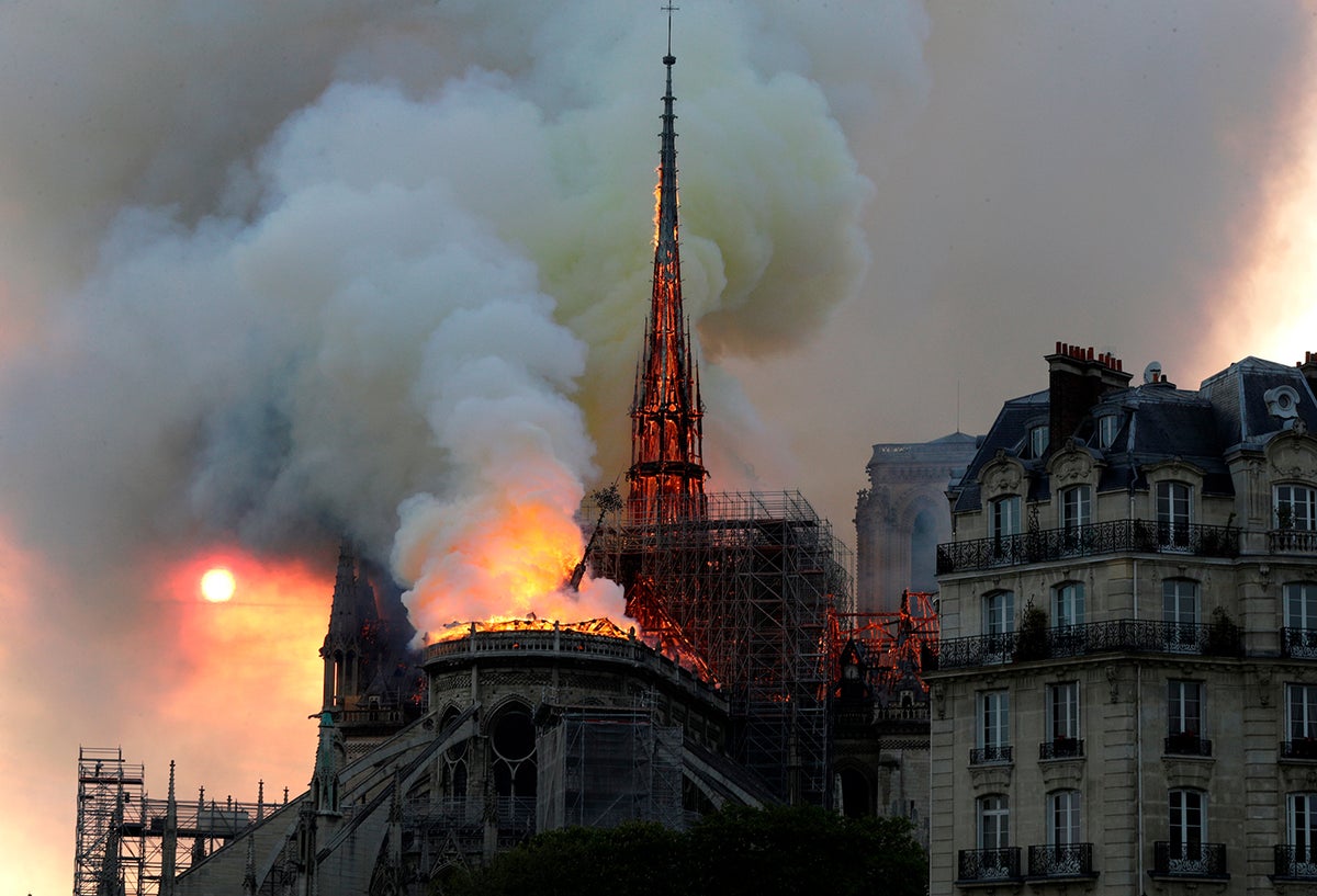 La Catedral de Notre Dame de París incendiándose, el 15 de abril de 2019