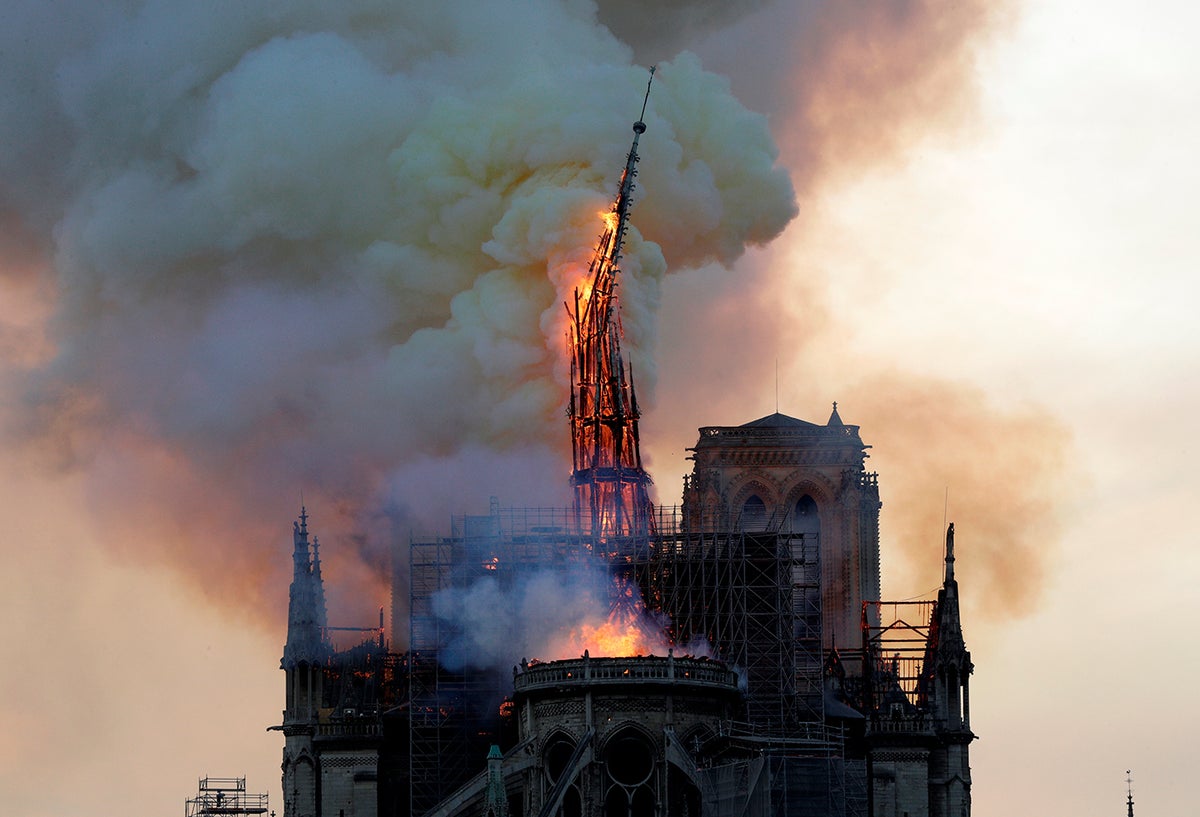 La Catedral Notre Dame de París bajo las llamas, el 15 de abril de 2019