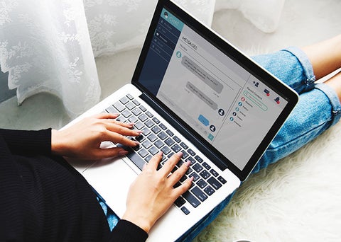 Persona sosteniendo un chat