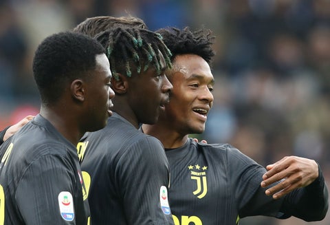 Moise Kean (centro), Paolo Gozzi y Juan Cuadrado tras celebrar el gol del primero ante el Spal, en el Estadio Paolo Mazza stadium de Ferrara