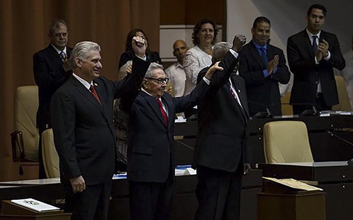 Miguel Díaz-Canel junto a Raúl Castro