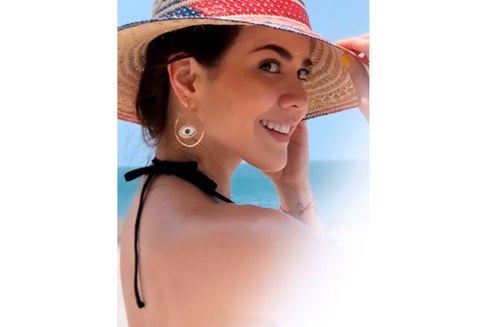 La actriz compartió fotografías junto a su pareja en la playa.