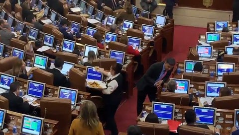 Repartieron empanadas en el Congreso, para aprobación de ley de vendedores informales