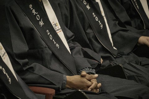 Excombatientes obteniendo el título de bachiller académico.