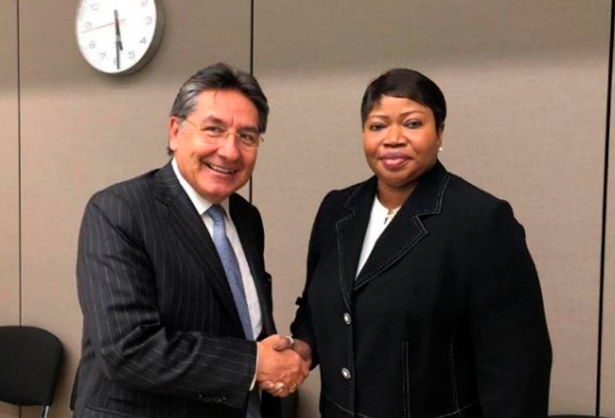El fiscal Néstor Humberto Martínez con Fatou Bensouda, fiscal de la CPI, en La Haya