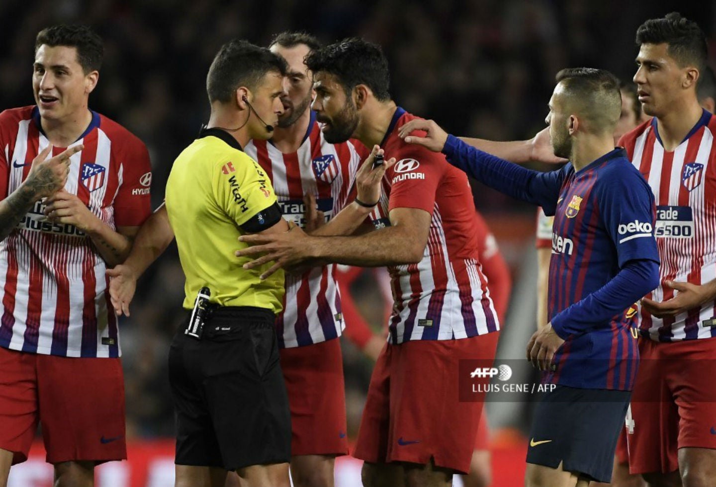 Diego Costa fue sancionado por atacar al árbitro
