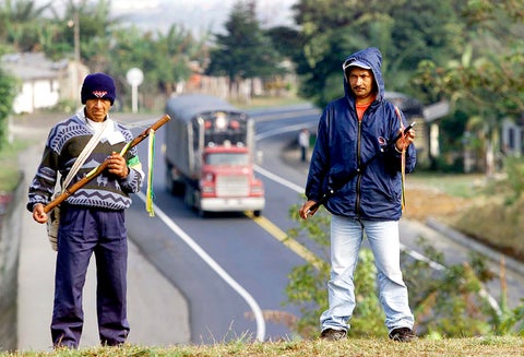 Miembros de la Guardia Indígena del Resguardo La María monta guardia la carretera Panamericana en Piendamó (Cauca)