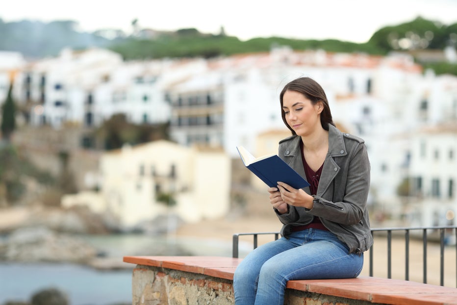 Una joven estudiando en el exterior