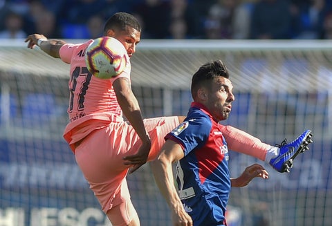 Jeison Murillo disputando el balón con Enric Gallego en el Estadio El Alcoraz, en Huesca, el 13 de abril de 2019