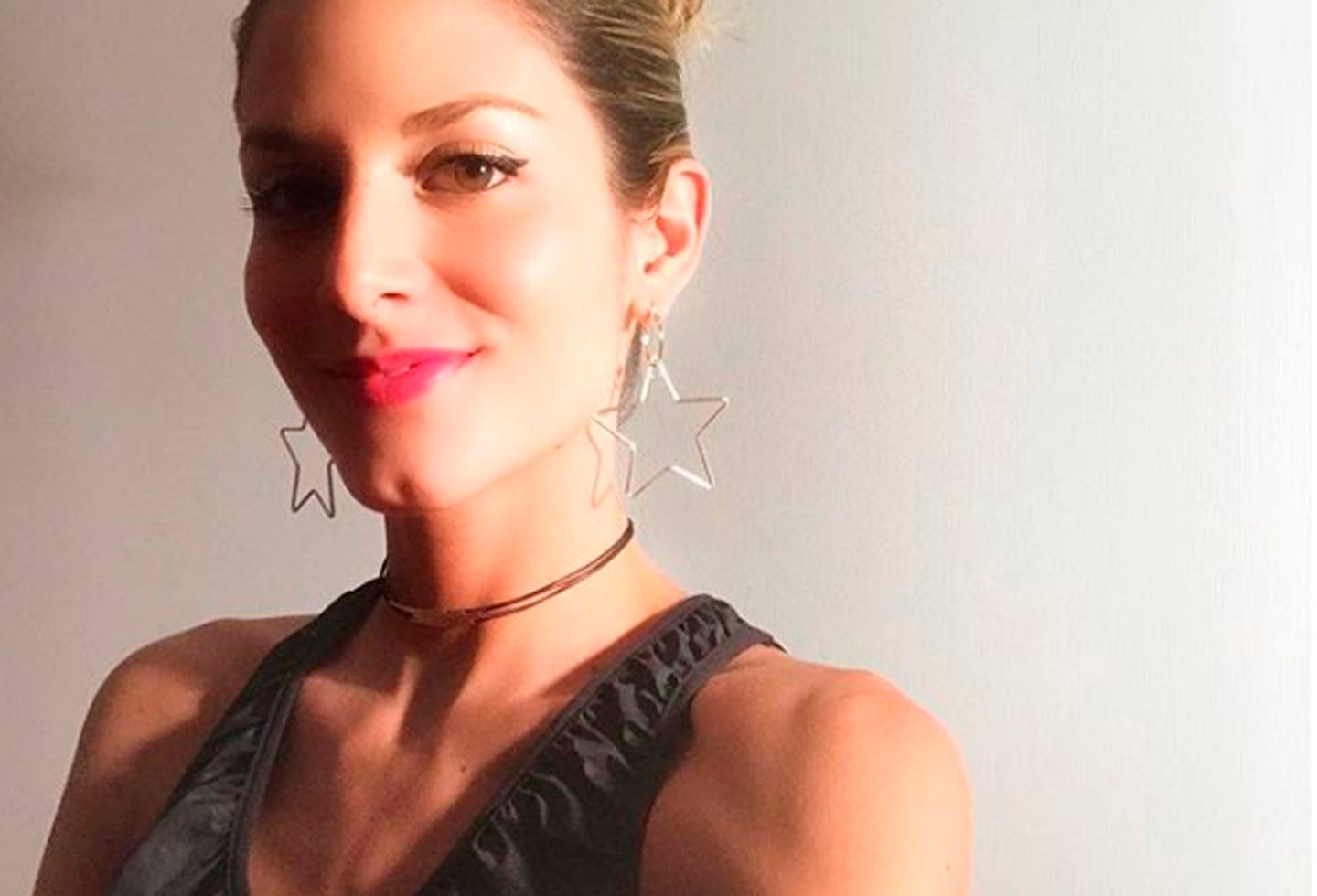 La actriz compartió una fotografía de su pequeña hija en el hospital.