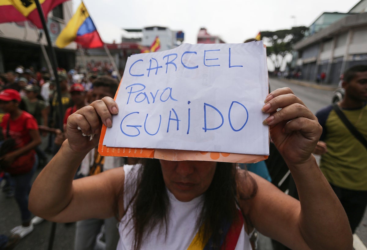 Una persona seguidora de Nicolás Maduro instando a la detención de Juan Guaidó, el 30 de marzo de 2019 en Caracas