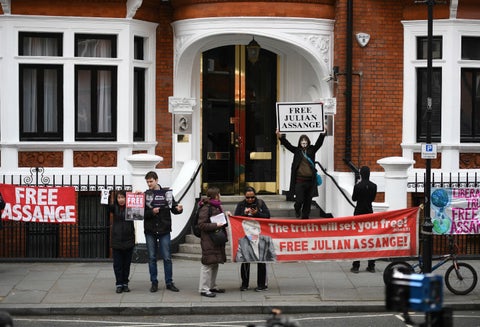 Seguidores de Julian Assange protestan frente a la Embajada de Ecuador en Londres.