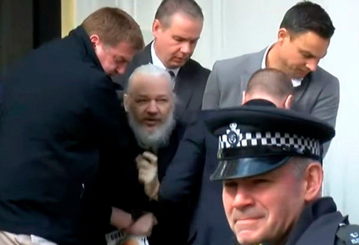 Julian Assange, fundador de Wikileaks, tras ser sacado de la embajada de Ecuador en Londres