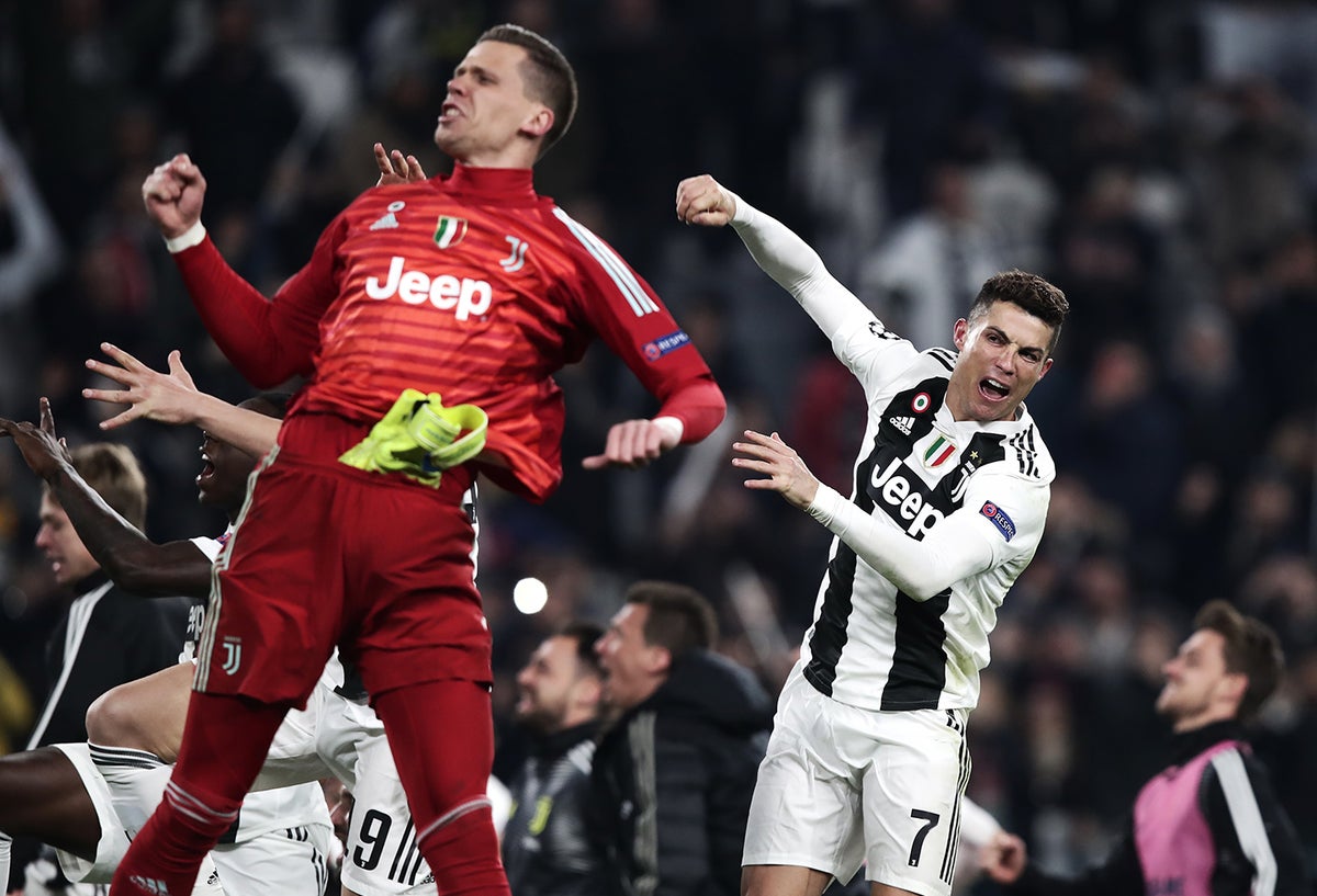 Wojciech Szczesny y Cristiano Ronaldo celebrando la clasificación a cuartos de final de Champions, el 12 de marzo en Turín. Dejaron en el camino a Atlético de Madrid